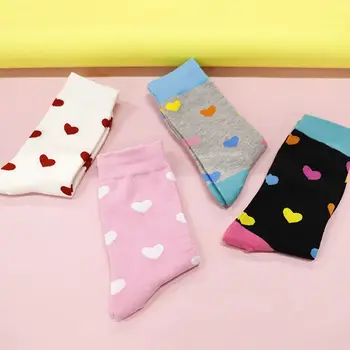 Зимните модни чорапи в стил колеж със сърца-влюбленностями, дамски памучни удобни чорапи със средна дължина, меки прости дишащи трикотаж носочные на продукта