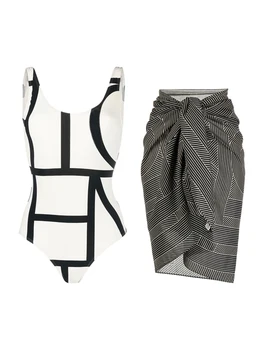 Черно-бял, цветен блок, едно парче бански костюм и наметало
